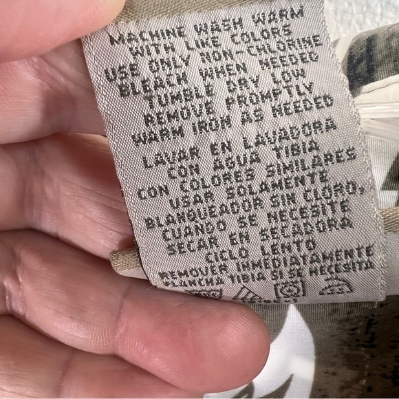 EXTREME GEAR HAWAIIAN SHIRT. Size Medium. Short sleeves. 100% Polyester - Picture 4 of 5